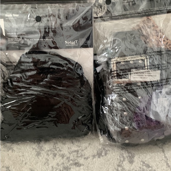 Mens Glam Rocker Halloween Costume size XL includes wig brand new never worn - Picture 3 of 3